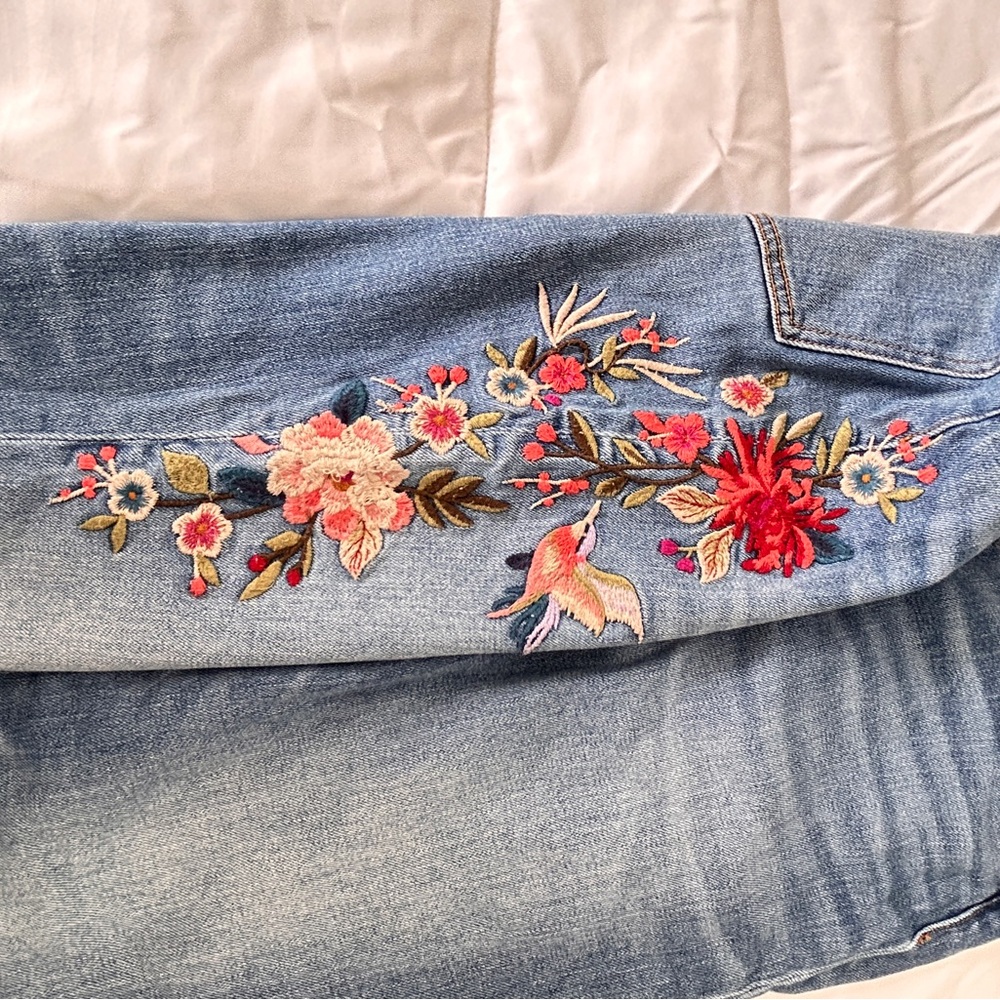 Johnny Was The Crop Baby Boot Blue Jeans  Floral Embroidery Mid Rise Slim Sz 29 - Picture 3 of 11